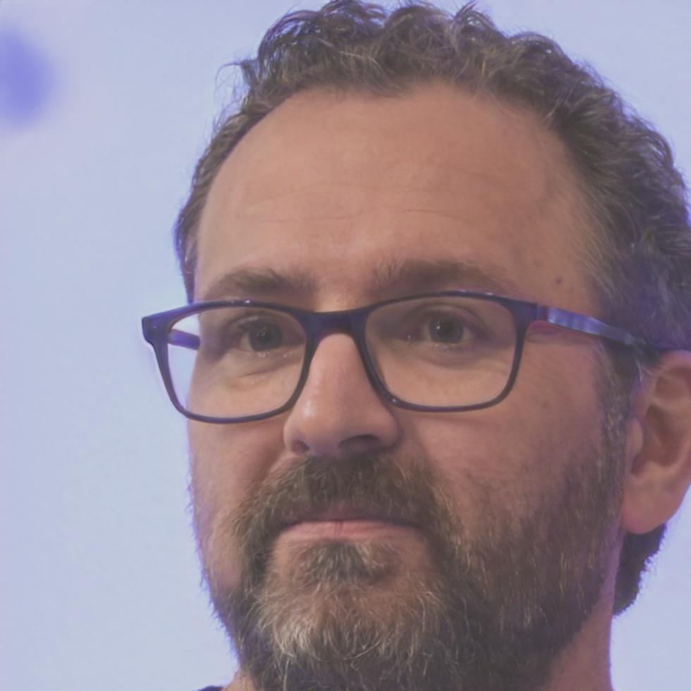 Portrait de Marc Dubois, expert en art conceptuel